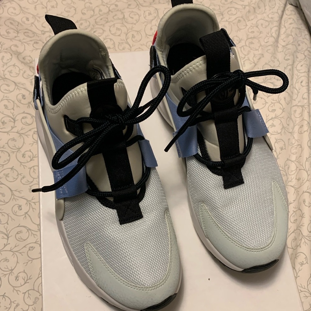 Women’s Nike sneakers size US 7.5.